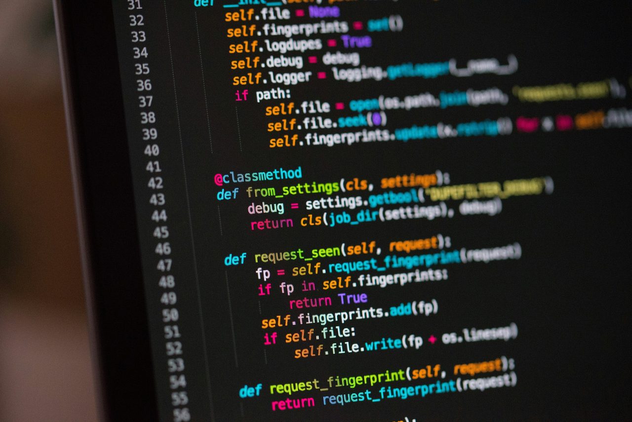 Softwareentwicklung — Code auf Bildschirm
